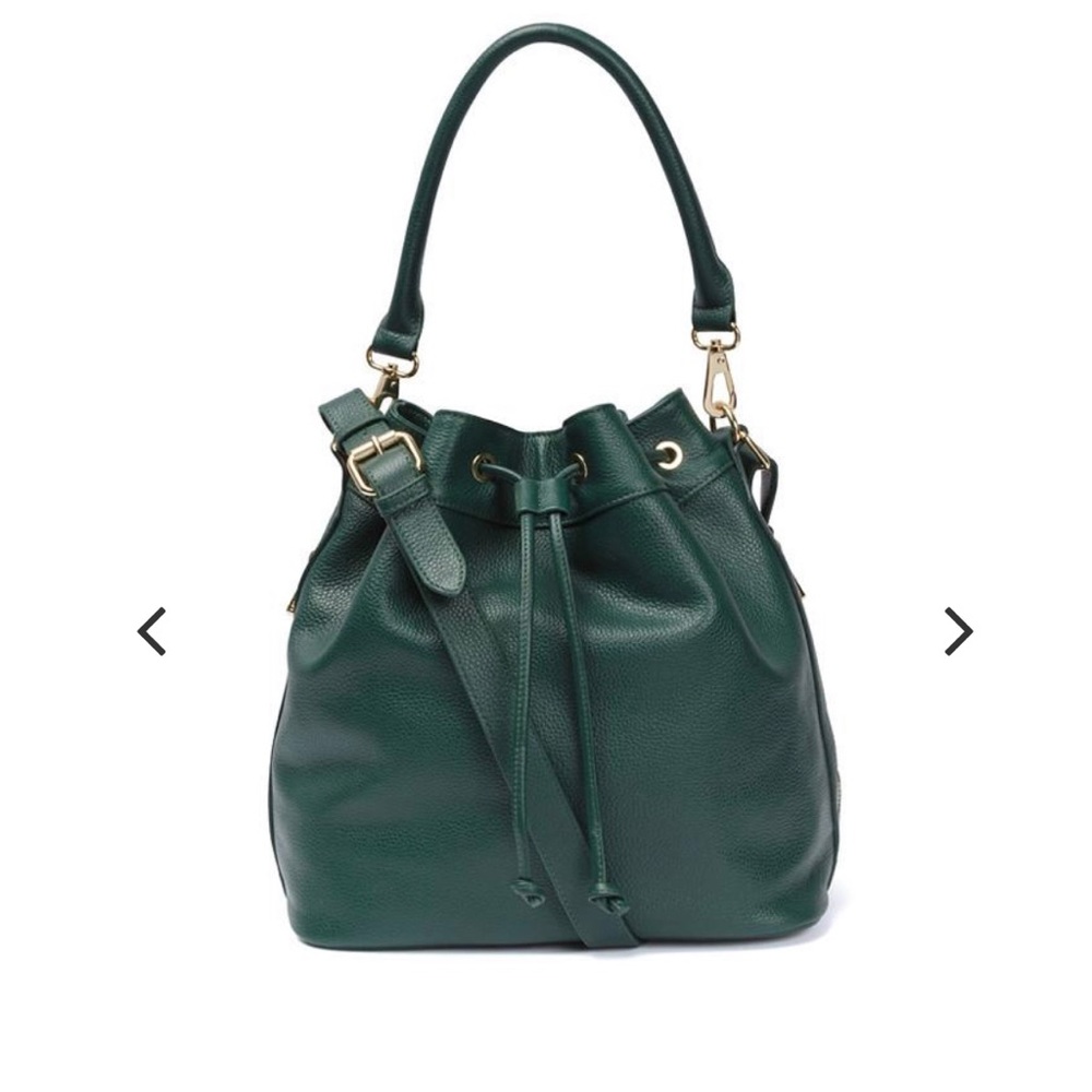 Ora Delphine has bag